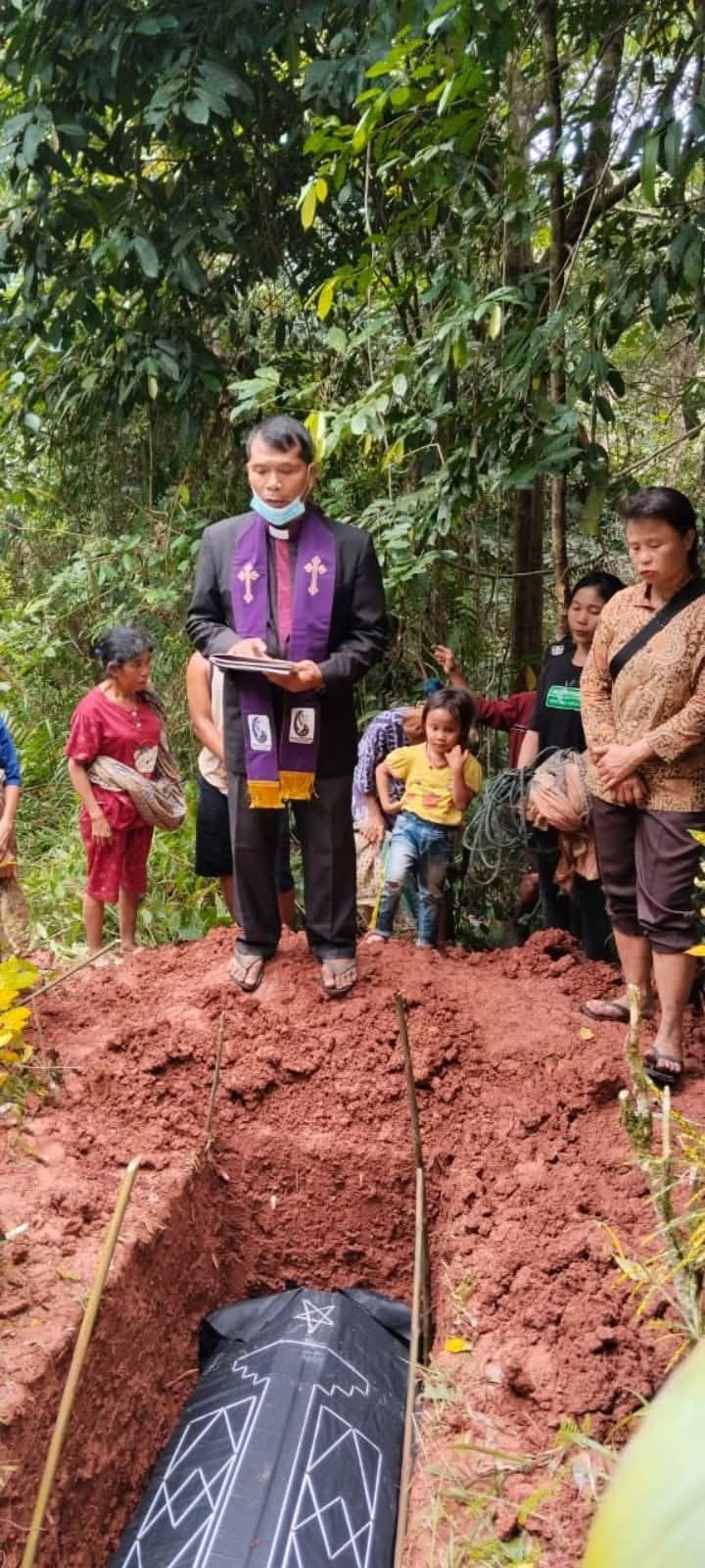 Pelayanan kedukaan dan ibadah pemakaman bersama keluarga berduka