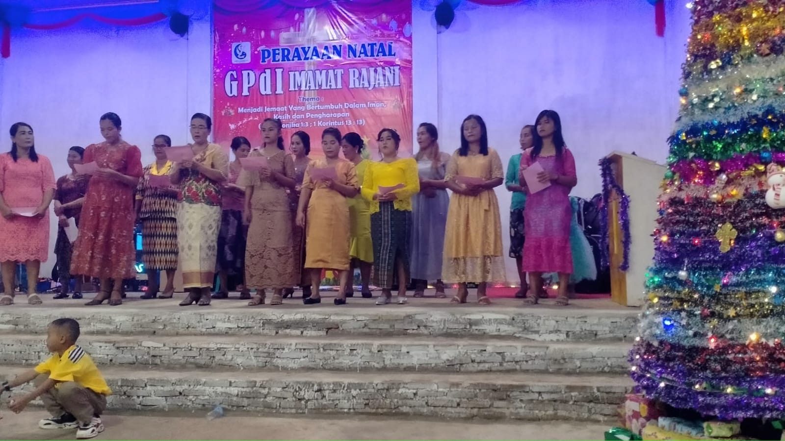 Kaum ibu membawakan pujian di panggung perayaan Natal GPdI Imamat Rajani
