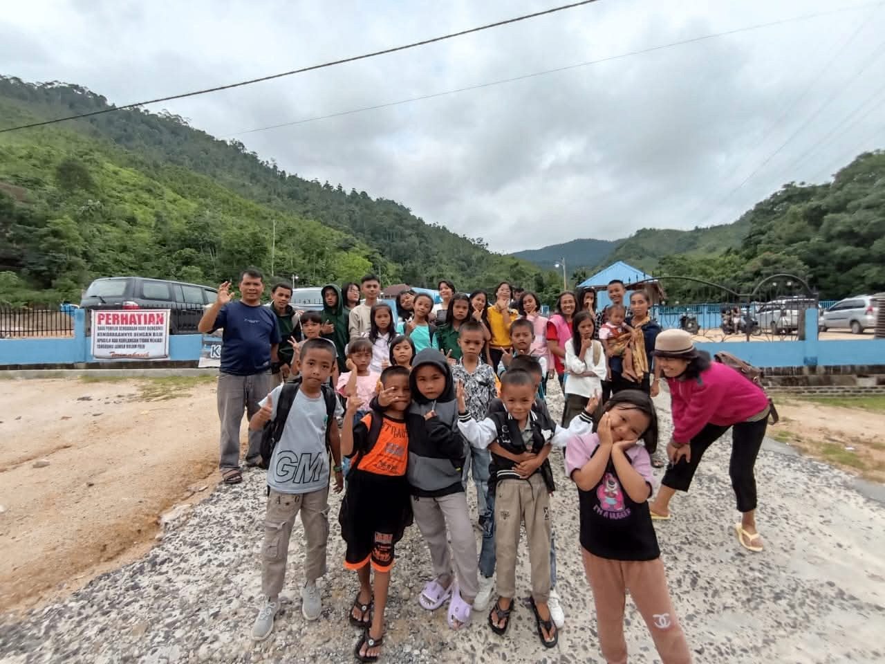 Anak-anak dan pemuda gereja berfoto bersama saat retreat