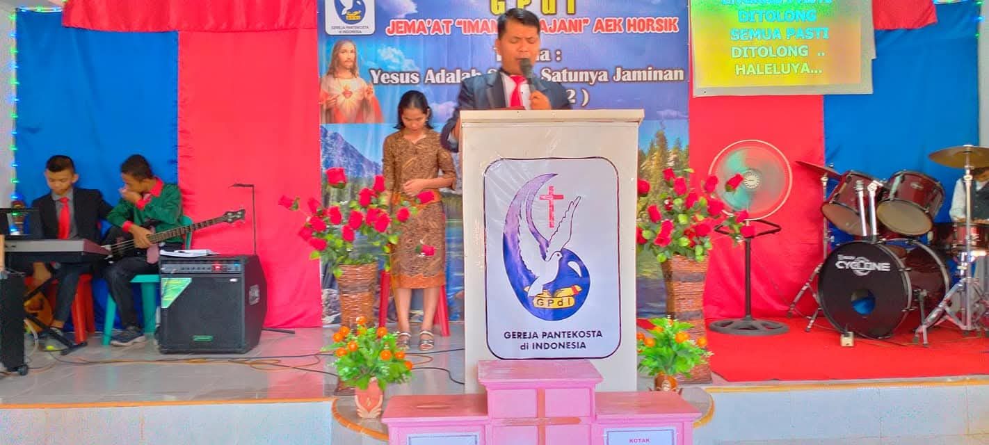 Gembala sidang menyampaikan Firman Tuhan dari mimbar GPdI Imamat Rajani