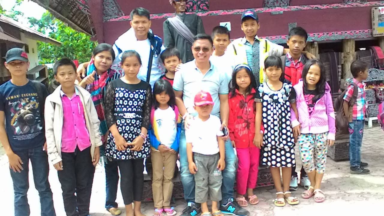Anak-anak dan pemuda gereja berfoto bersama dalam kegiatan retreat