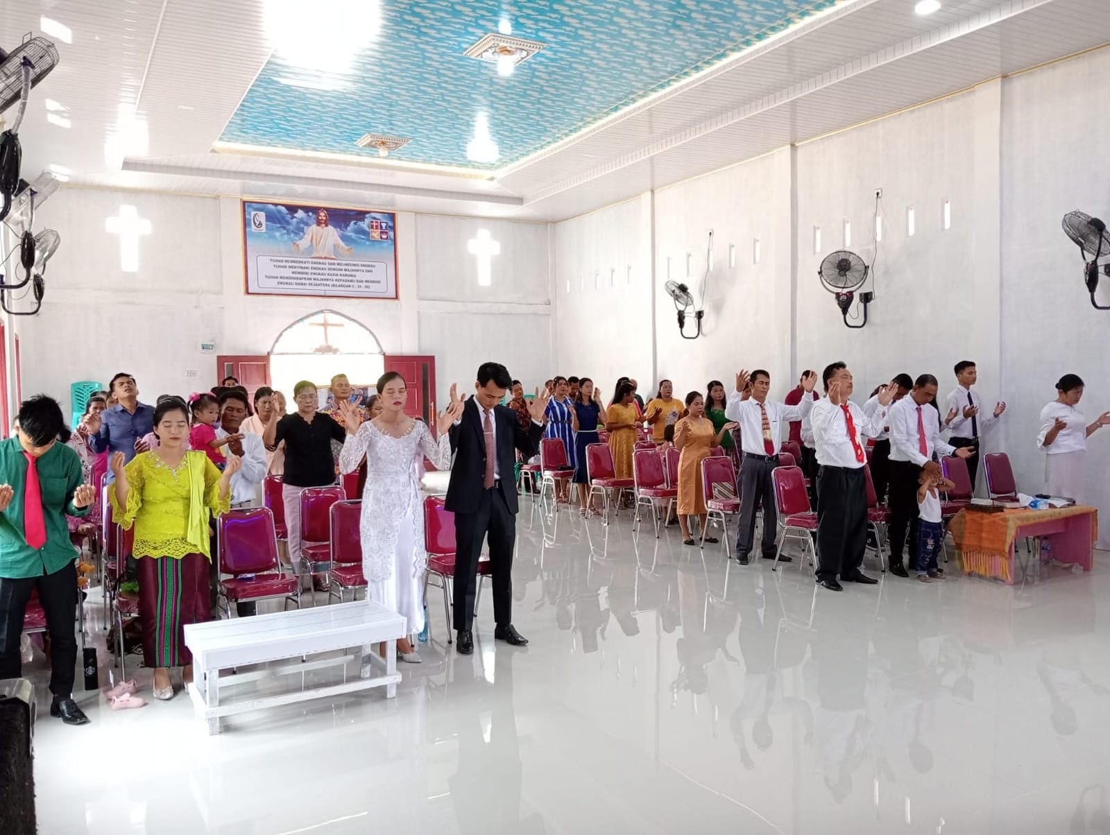 Ibadah pemberkatan nikah pasangan pengantin bersama jemaat