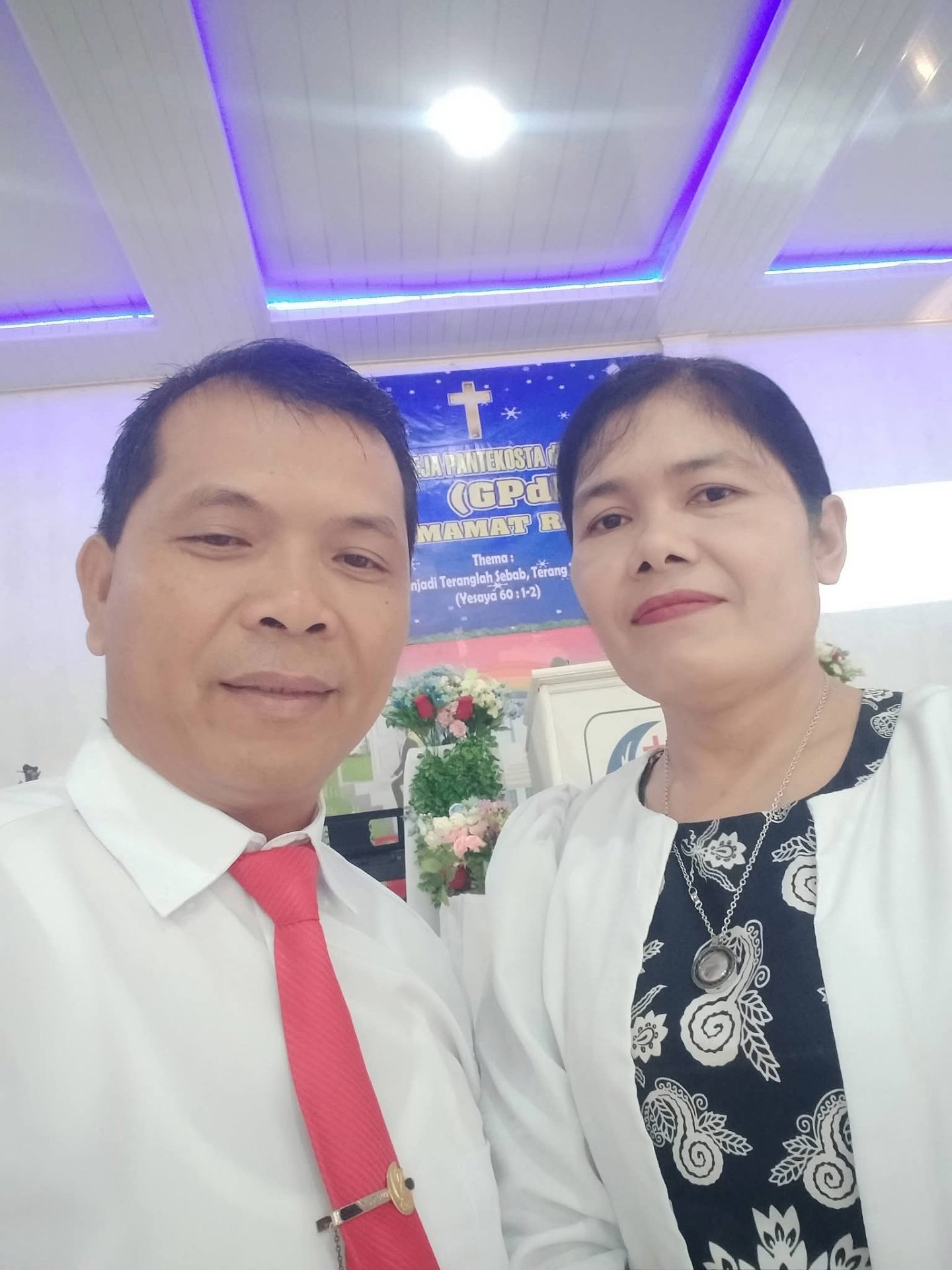 Pdt. Hasan Gea bersama Pdm. Adolfina Arie Shanti Silaban di gereja