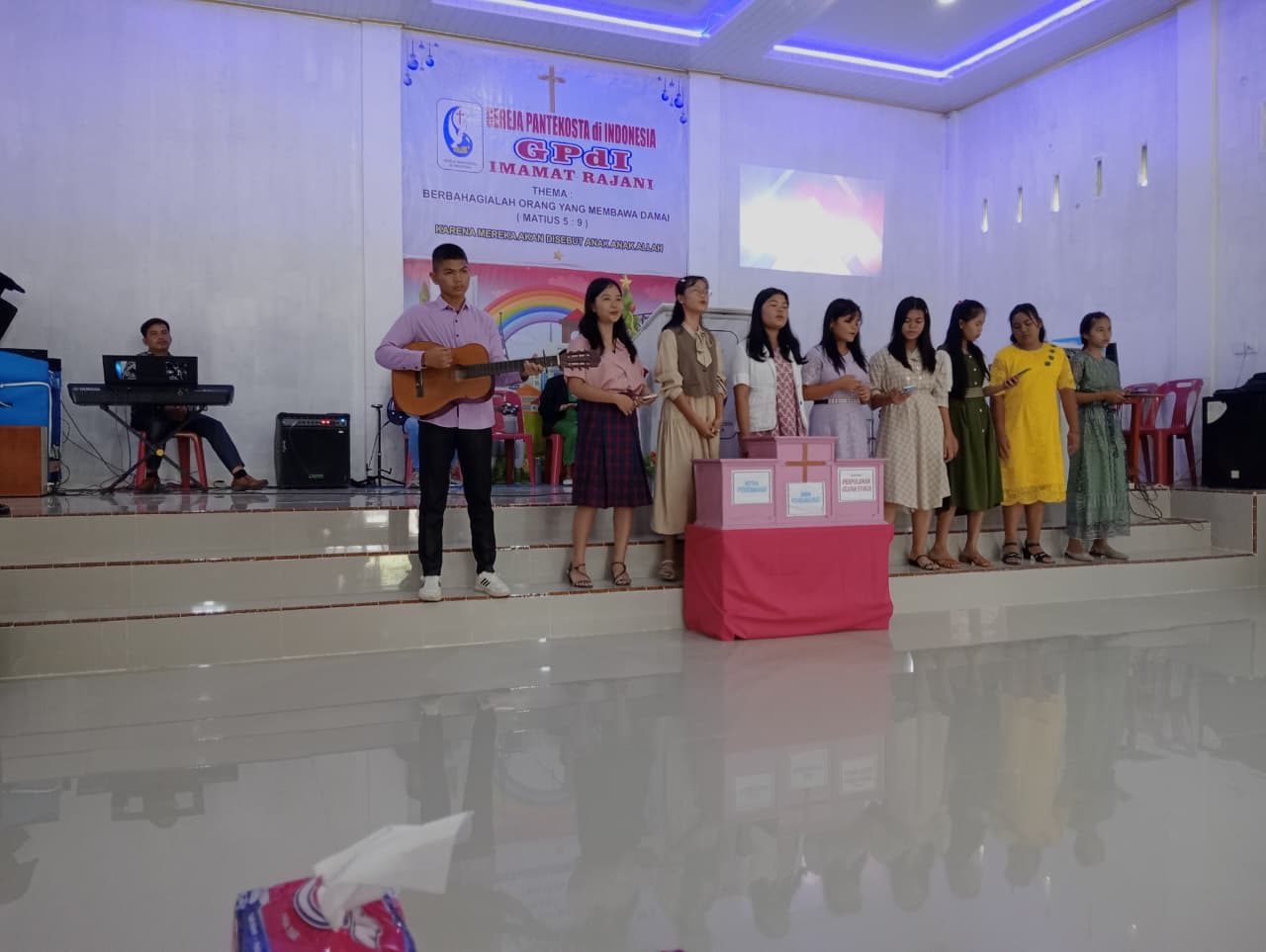 Paduan suara pemuda GPdI Imamat Rajani membawakan pujian dengan gitar akustik