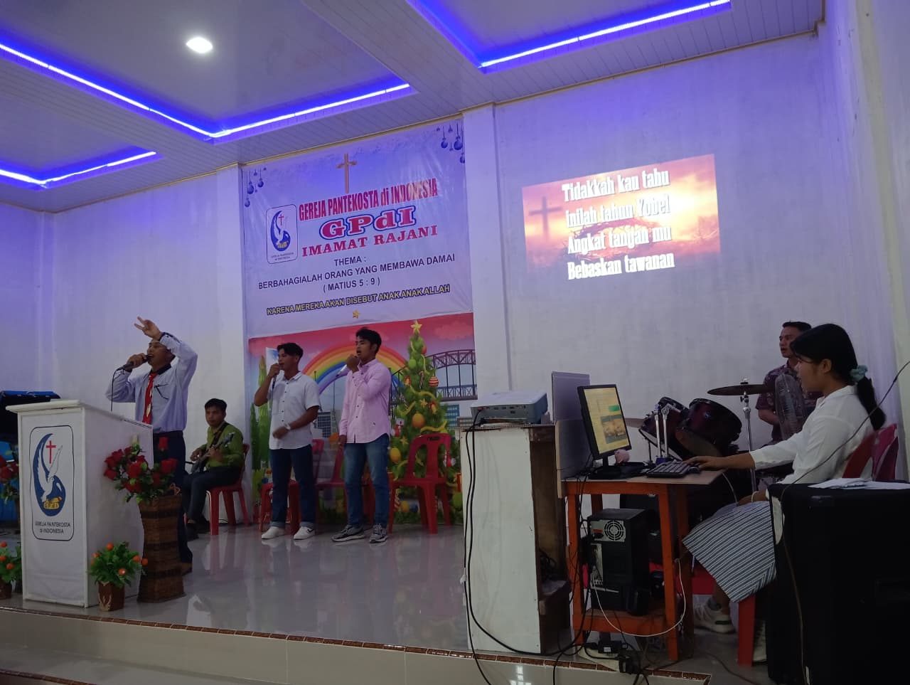 Tim pujian memimpin penyembahan di mimbar GPdI Imamat Rajani