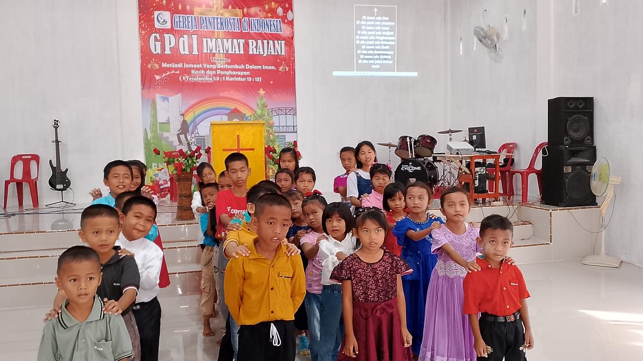 Anak-anak Sekolah Minggu berkumpul di depan mimbar gereja