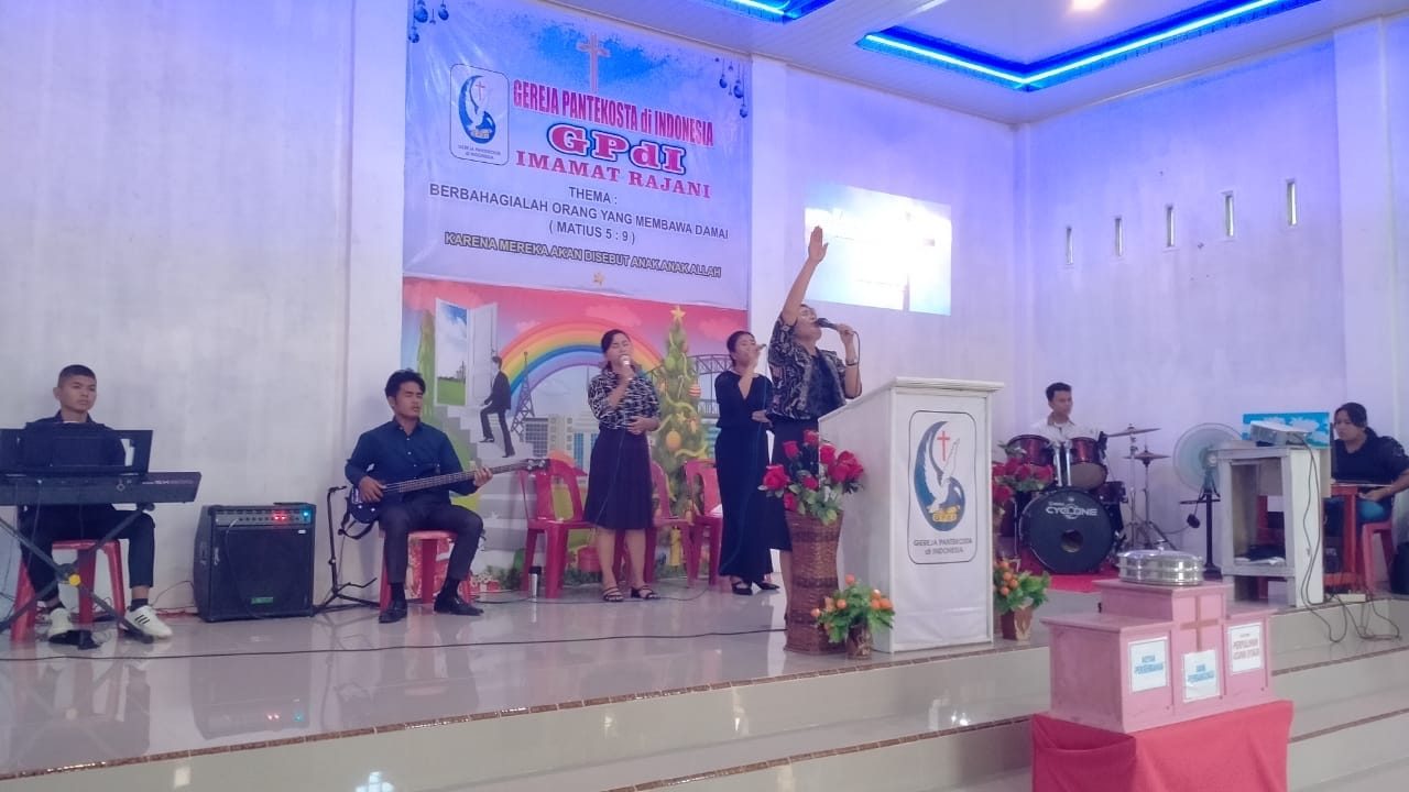 Singers dan pemusik gereja melayani dalam ibadah umum