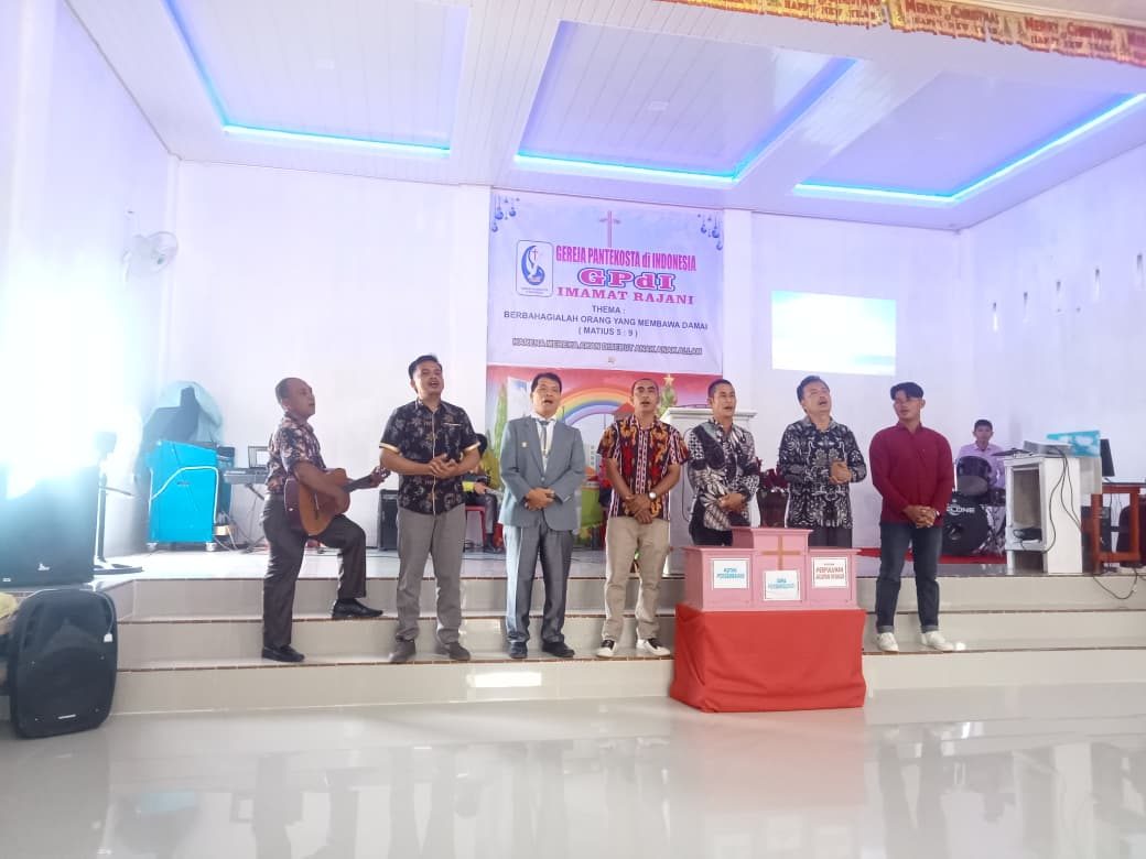 Kaum bapak membawakan pujian bersama pada ibadah gereja