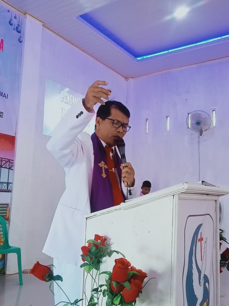 Pdt. Hasan Gea menyampaikan Firman Tuhan di mimbar gereja