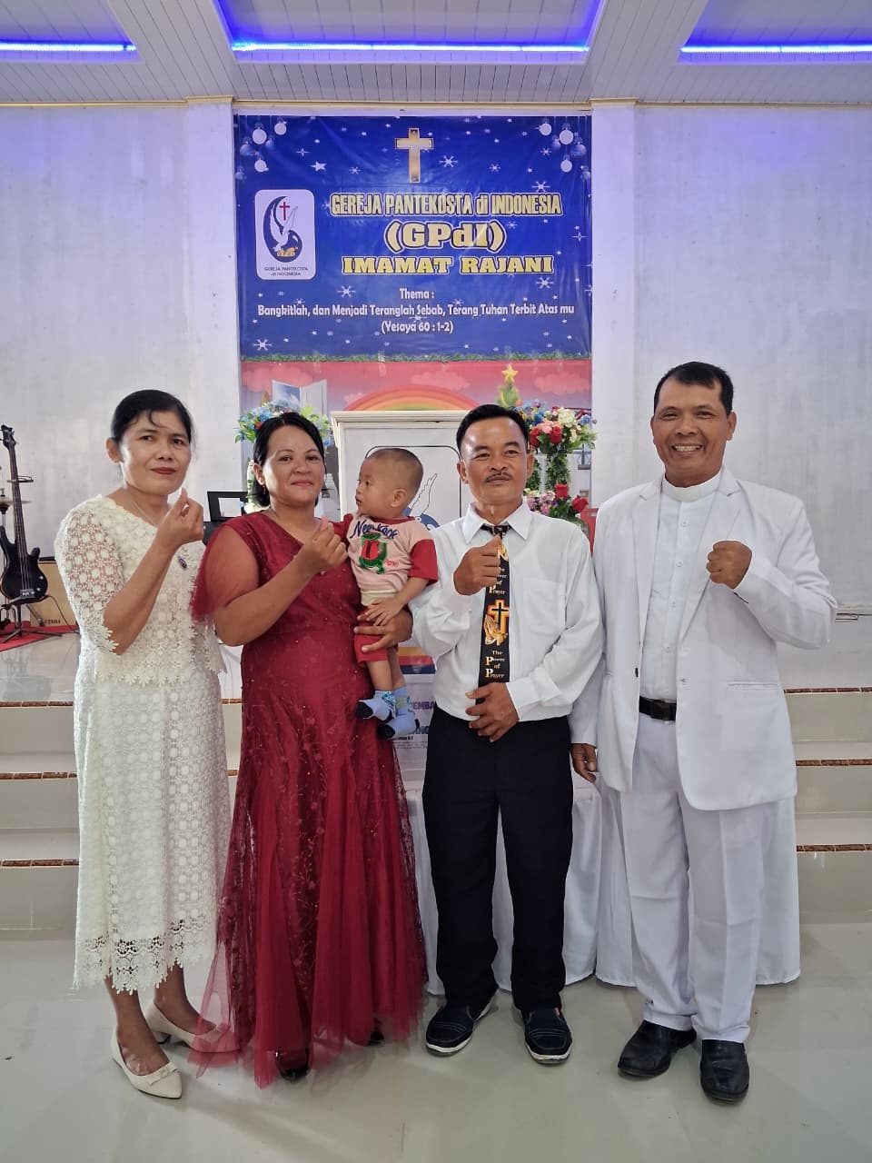 Keluarga jemaat bersama Gembala Sidang setelah penyerahan anak