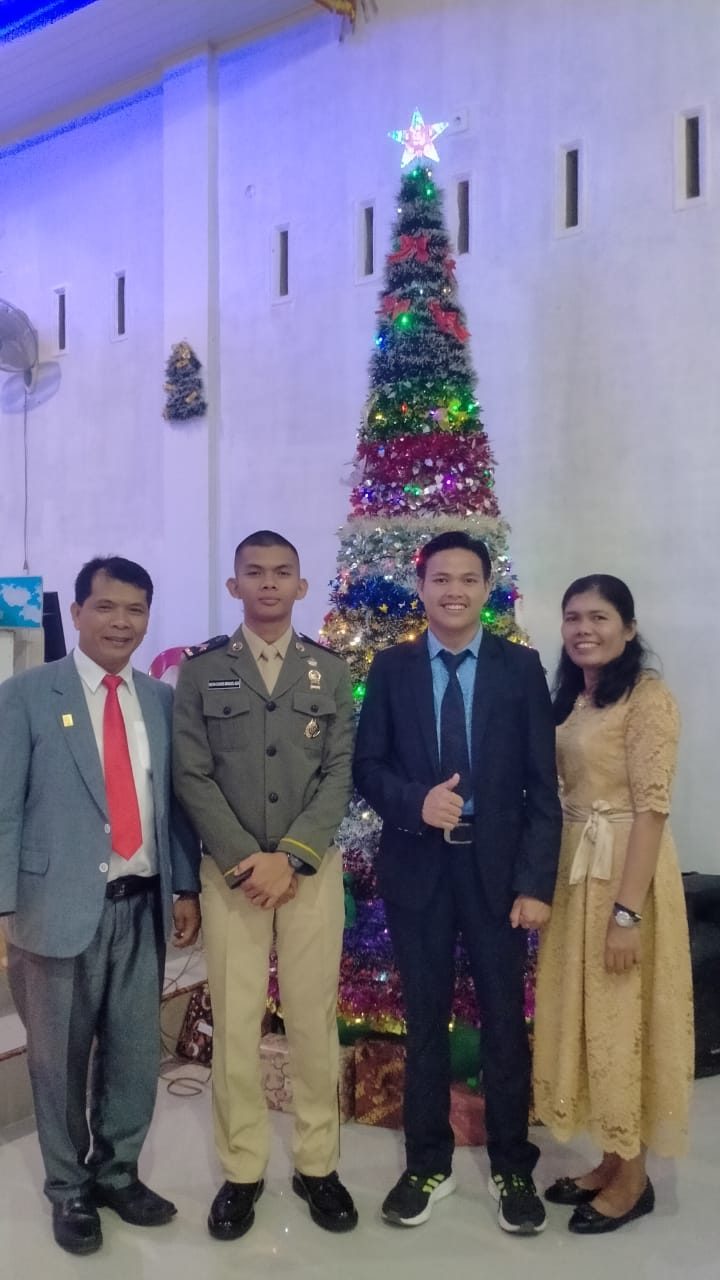 Pemuda gereja berfoto bersama di depan pohon Natal